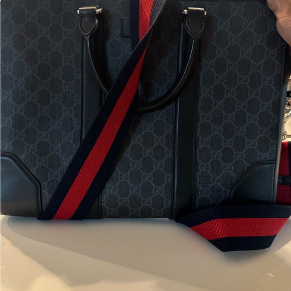 Gucci Messenger/Laptop bag. Only worn three times before I got a backpack - Picture 6 of 6